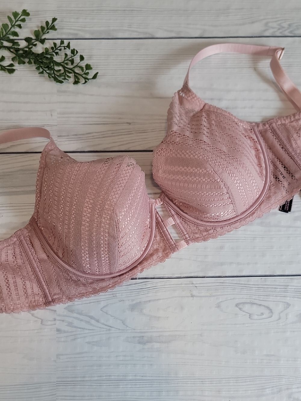 Victoria's Secret Lace Underwire Bra in Rose Pink Womens Size 38D